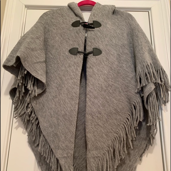 Grey Shawl Cape with Toggle Closing - Picture 4 of 7